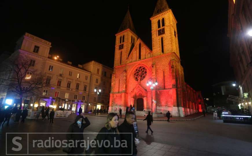 Katedrala Srca Isusova večeras osvijetljena crvenom bojom 